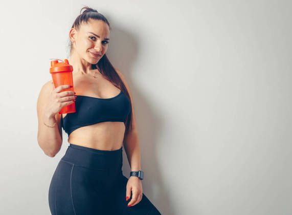 A creatina ainda eleva a força e
a resistência muscular, melhora o desempenho durante a malhação e auxilia na
recuperação, inclusive após períodos em que o músculo fica muito tempo parado e
depois de lesões, por exemplo. 

Existem vários estudos que demonstraram que o
suplemento também aumenta a concentração desse componente em nível cerebral,
proporcionando diversos benefícios, como a melhora da função cognitiva, o que
também é importante nas atividades físicas