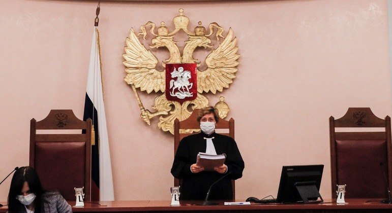 A juíza Alla Nazarova lendo a conclusão durante audiência sobre o caso