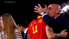 Luis Rubiales é banido do futebol por três anos pela Fifa por beijo forçado em Hermoso