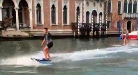 Dois jovens praticaram esqui aquático no Grande Canal de Veneza