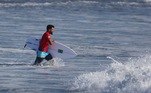 Italo Ferreira, de 27 anos, aprendeu a surfar usando parte do isopor que seu pai usava para guardar os peixes que pescava em Baía Formosa, no litoral do Rio Grande do Norte