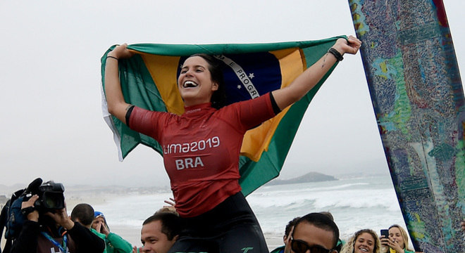 ChloÃ© Calmon vence peruana e conquista o ouro no surfe longboard