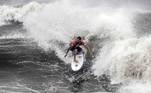 Ítalo Ferreira pega onda no torneio olímpico de surfe