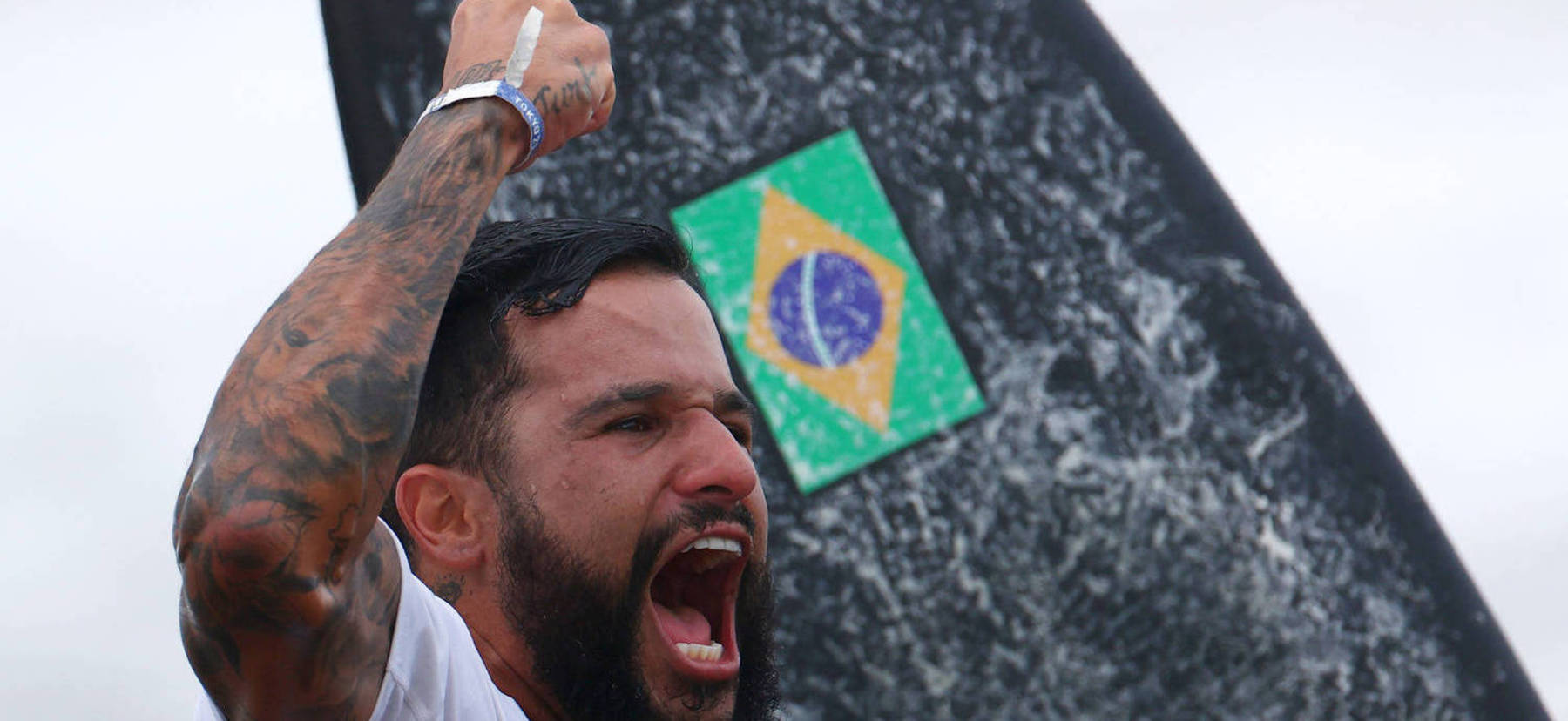 Italo Ferreira vibra com a conquista da medalha de ouro no surfe
