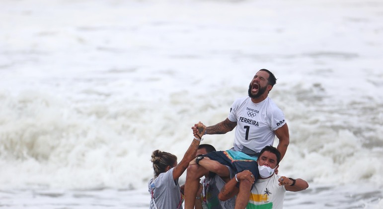 Italo Ferreira vibra com a conquista da medalha de ouro no surfe