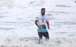 Italo Ferreira vibra com a conquista da medalha de ouro no surfe
