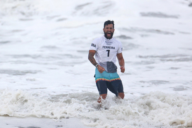 Italo Ferreira vibra com a conquista da medalha de ouro no surfe