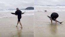 Surfista dá colinho a tubarão para devolvê-lo ao mar: 'Não parecia muito bem'