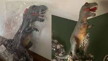 Mulher compra enfeite para árvore de Natal na internet e recebe dinossauro gigante