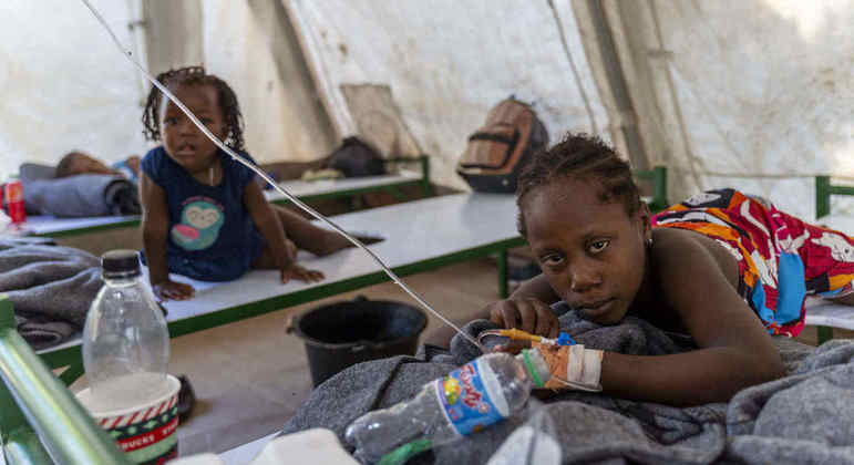 Crianças com sintomas de cólera são tratadas em clínica dos Médicos Sem Fronteiras no Haiti