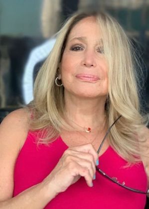 Susana Vieira cumpre jornada no teatro