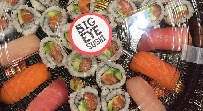 Restaurante vende sushis enrolados e fatiados por máquinas