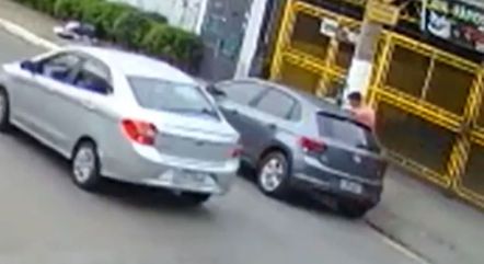 Suspeito abre a porta do carona e entra no carro para abusar da vítima