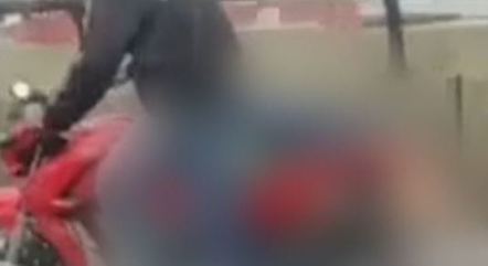 Homem andou com o corpo do amigo na moto