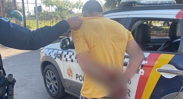 Suspeito de feminicídio no Gama sendo levado pela Polícia Civil do DF