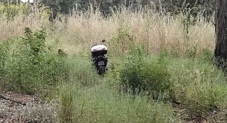 Moto usada no crime, encontrada ao lado do corpo do suspeito