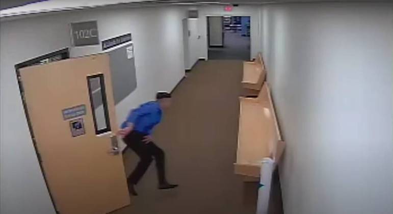 Fugitivo é filmado ao correr de policiais e escapar de tribunal