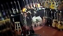 Jovem esconde guitarra de R$ 43 mil dentro das calças e vaza de loja 