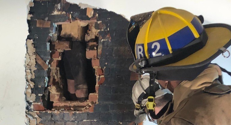 Suspeito de invadir casa nos EUA teve que ser removido de chaminé por bombeiros