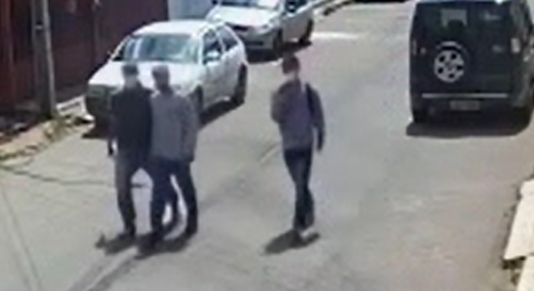 Câmeras de segurança registraram o momento em que os suspeitos passavam pela rua