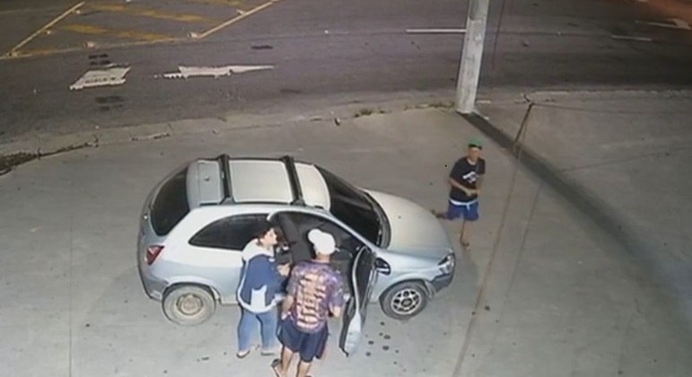 Adolescente foi vista andando de carro junto com os dois suspeitos