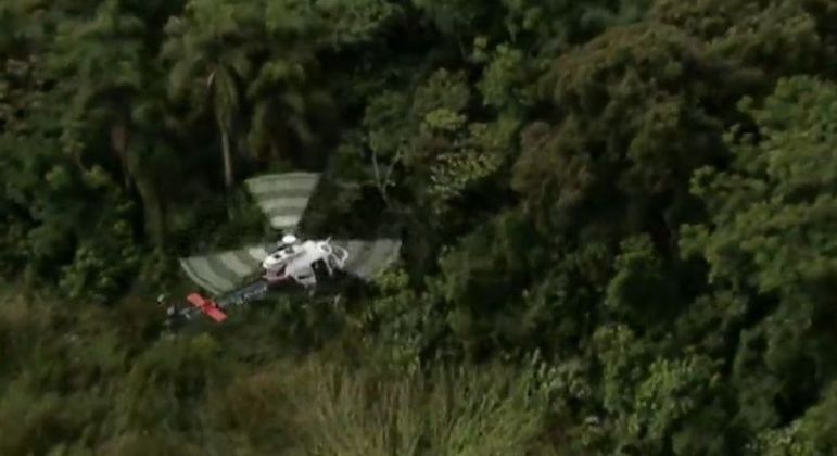 O helicóptero Águia 19 do Grupamento Aéreo da PM também está prestando apoio
