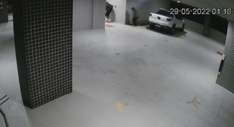 Circuito de segurança mostra suspeitos entrando no prédio do influenciador