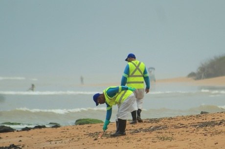 Fragmentos são retirados de praia de Serra (ES)