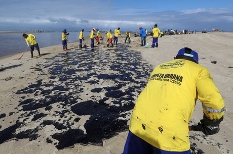 Mancha de óleo atinge praias da região Nordeste