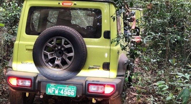 Jimny  capaz de passar onde outros SUVs no passam graas ao tamanho diminuto