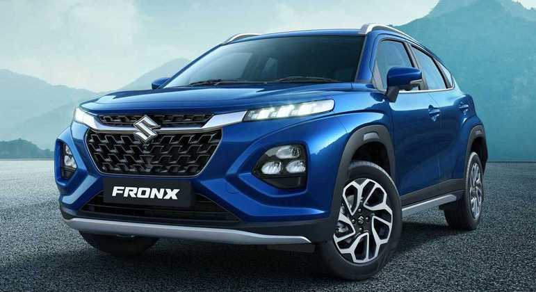 SUV traz uma ampla grade frontal com uma barra cromada ao centro com a logomarca da empresa