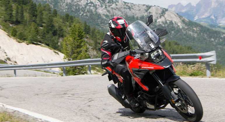 Motocicleta ainda vem equipada com controle de carga para auxiliar a frenagem
