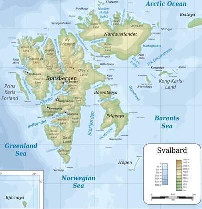 Svalbard é banhado pelo oceano Glacial Ártico ao norte, mar de Barents a leste e mar da Noruega e mar da Groenlândia a oeste. Fica a 560 km da costa continental da Noruega. 