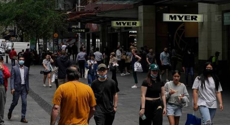  Pedestres caminham por praça de compras em Sydnay, na Austrália