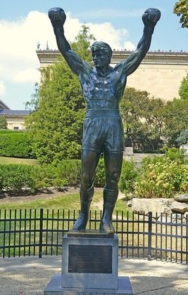Sylvester Stallone, na pele do icônico personagem Rocky Balboa, também teve sua estátua inaugurada na Filadélfia, nos Estados Unidos.