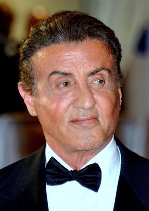 Sylvester Stallone - Nascido em Nova York, 75 anos, é filho de um italiano da Puglia, que migrou para os EUA ainda criança. Após viver na rua, fazer filme pornô e vender até o cachorro de estimação para se sustentar, Sylvester escreveu o roteiro e estrelou 