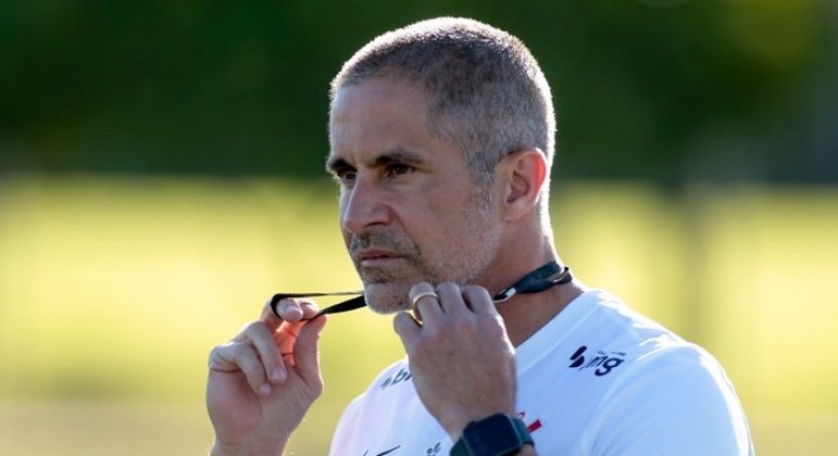 Após derrota, Sylvinho ''culpa'' os jogadores do Corinthians por erros
