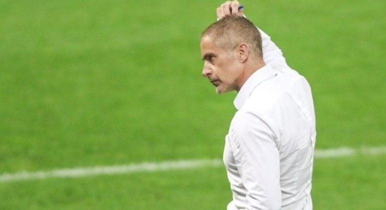 Sylvinho nunca esteve tão pressionado no Corinthians. Pressão pela demissão