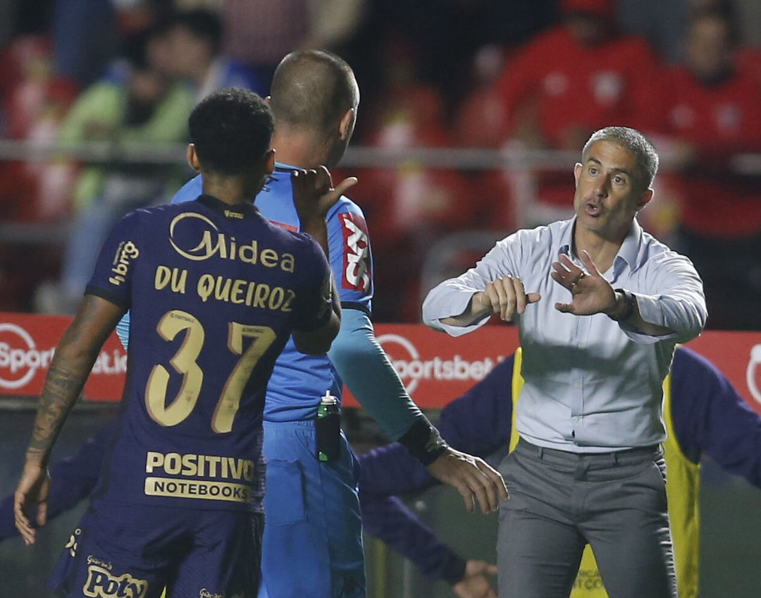 Cada vez mais tenso, Sylvinho discute com Vuaden, árbitro do clássico contra o São Paulo