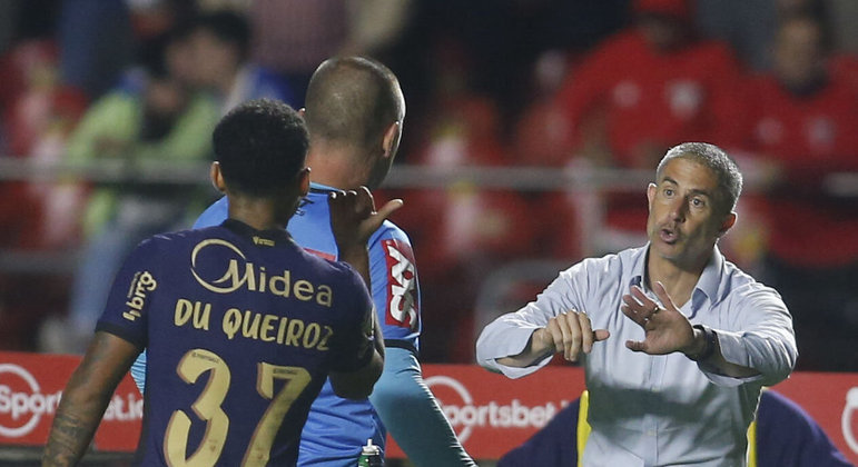 Sylvinho conversando com Du Queiroz durante a partida contra o São Paulo, no Morumbi