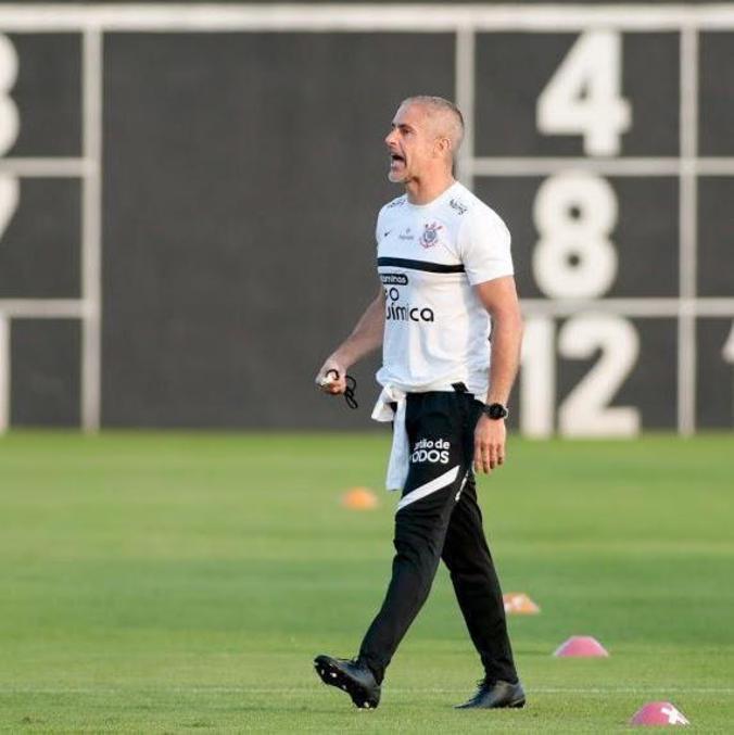 Técnico Sylvinho segue no comando do Timão na temporada 2022
