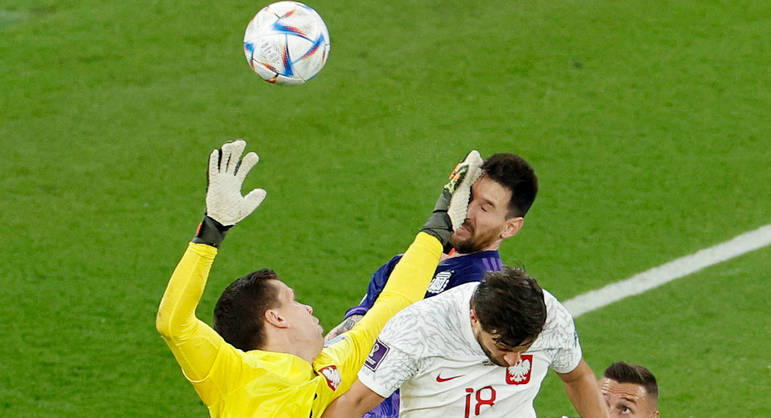 Szczesny atinge Messi na área e comete pênalti para a Argentina