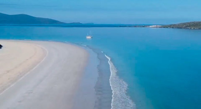 Tá aí uma praia surpreendente na costa oeste da Ilha de Harris, na Escócia. As faixas de areia parecem desenhadas e a água é brilhante, ainda mais em um dia ensolarado.