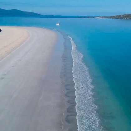 Tá aí uma praia surpreendente na costa oeste da Ilha de Harris, na Escócia. As faixas de areia parecem desenhadas e a água é brilhante, ainda mais em um dia ensolarado.