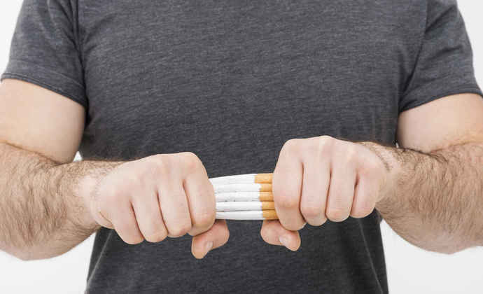 5. Vício Os cigarros eletrônicos foram disseminados como uma possibilidade de as pessoas abandonarem o tabagismo. Porém, ele exerce função contrária.'O dispositivo eletrônico para fumar foi realmente criado para ser a porta de entrada para o tabagismo', alegou ao R7 a chefe da Divisão de Controle do Tabagismo do Inca (Instituto Nacional de Câncer José Alencar Gomes da Silva), Andréa Reis, em junho de 2022. Isso ocorre porque os e-cigarettes são vendidos em diversos formatos, aromas e sabores, que mascaram as concentrações de nicotina — substância que induz ao vício — do produto e que, muitas vezes, são muito maiores que as do cigarro convencional. Por norma, o cigarro tem de ter até 1 grama de nicotina. Já os cigarros eletrônicos chegam a ter 7 gramas por unidade