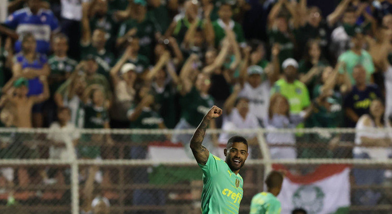 Bruno Tabata em partida pelo Palmeiras