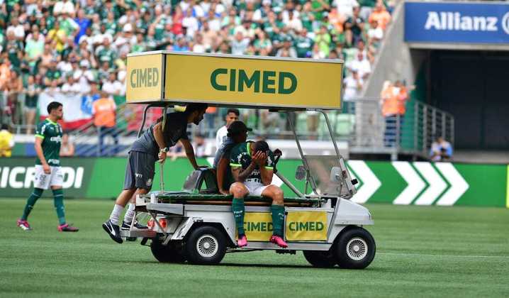Aos 9 minutos do primeiro tempo, Tabata sentiu a coxa e precisou ser substituido. Breno Lopes entrou no lugar do meio-campista