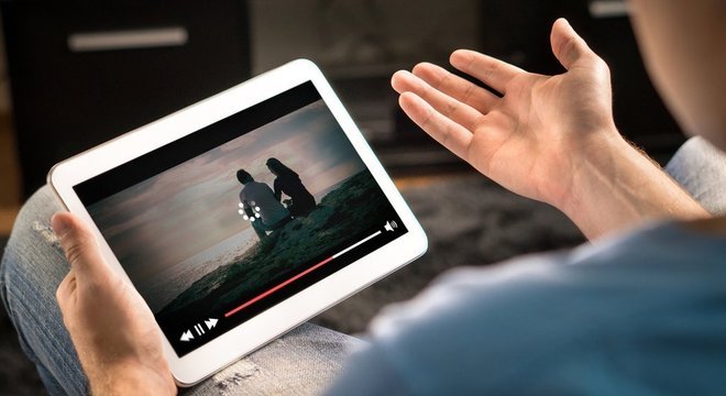 Tablet com um filme rodando