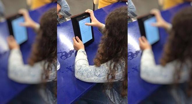 Alunos vão ter tablets com internet para poder estudar 