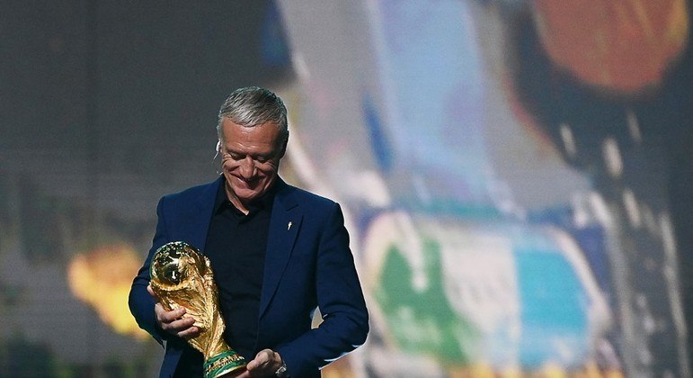 Atual técnico campeão, Didier Deschamps foi quem levou a taça da Copa para o sorteio